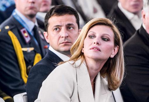 La mujer a su lado. Olena Zelenska, su esposa, tiene 43 años. Casados desde 2003, fueron juntos al colegio (en ruso) y tienen dos hijos, de 7 y 16 años