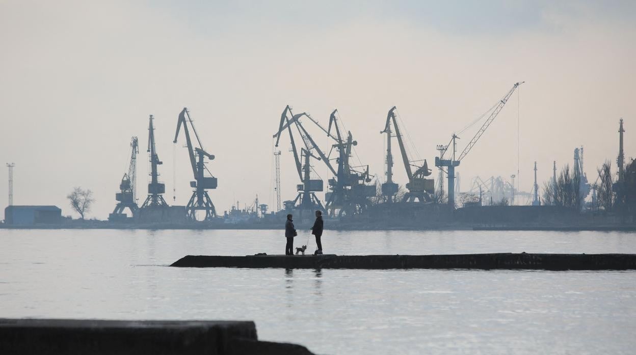 Vista del marzo de Azov desde el puerto de Mariúpol