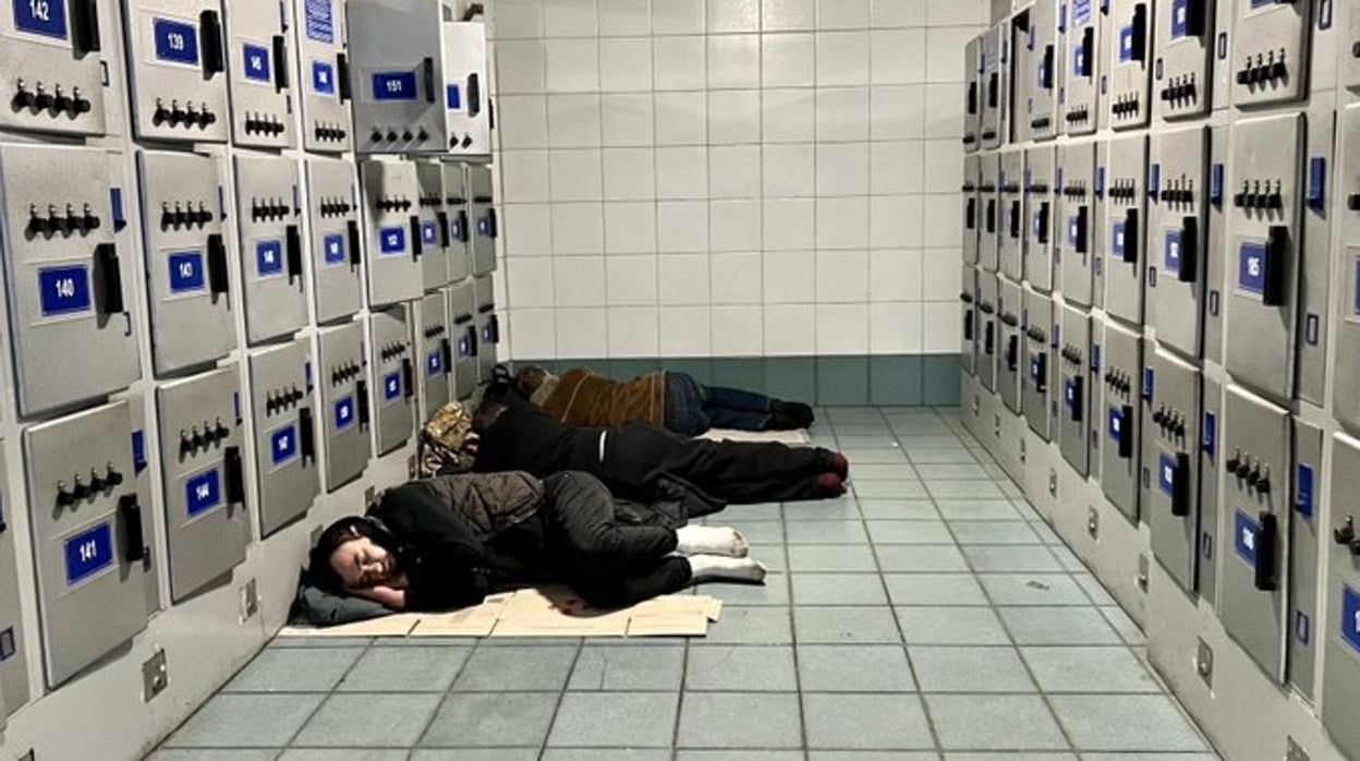 Varias personas duermen en la estación de Kiev