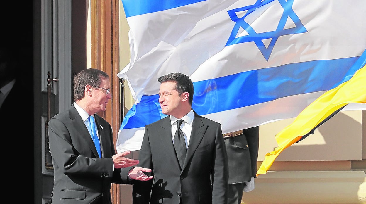 El presidente de Ucrania, Volodímir Zelenski, con Isaac Herzog, presidente de Israel