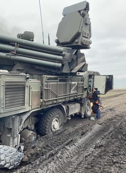 Imagen del Pantsir-S1 abandonado en mitad de un camino rural