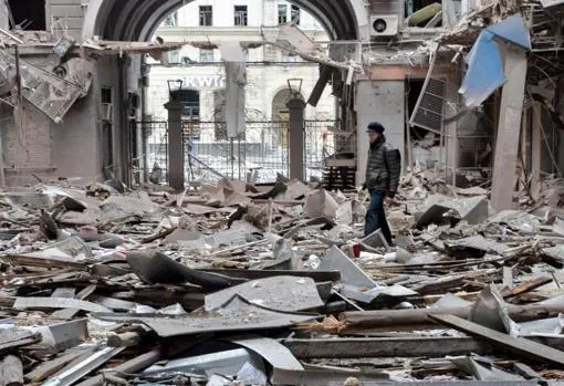 Una ciudadana ucraniana camina por las ruinas de un edificio tras un bombardeo en Járkov