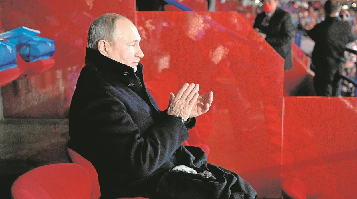 La operación especial que ha desarrollado Putin articula también el dominio de los mensajes que le llegan a la ciudadanía, que se mantiene aún del lado del líder