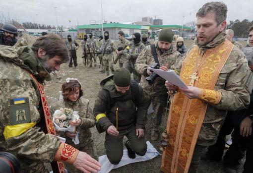 «Amor en tiempo de guerra»: una pareja de soldados ucranianos se casa en el frente de Kiev entre disparos