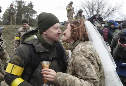 «Amor en tiempo de guerra»: una pareja de soldados ucranianos se casa en el frente de Kiev entre disparos