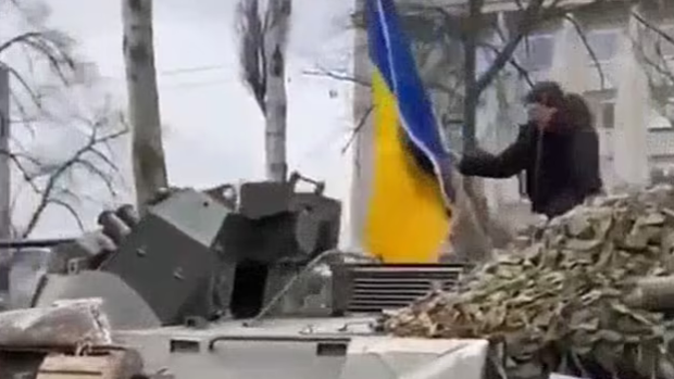 El ucraniano que subió a un tanque ruso para ondear la bandera de su país en la ciudad ocupada de Jersón