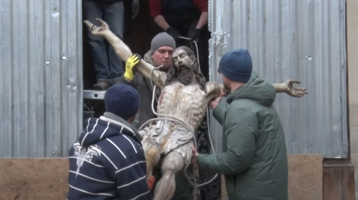 Trasladan el Cristo de Leópolis a un búnker por primera vez desde la II Guerra Mundial