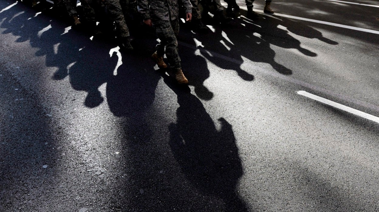 Miembros de las Fuerzas Aéreas estadounidenses marchan por la Quinta Avenida durante el desfile del Día de los Veteranos, en Nueva York, en 2008