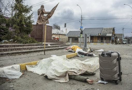 Dos cuerpos yacen en una calle de la ciudad de Irpin, a las afueras de Kiev