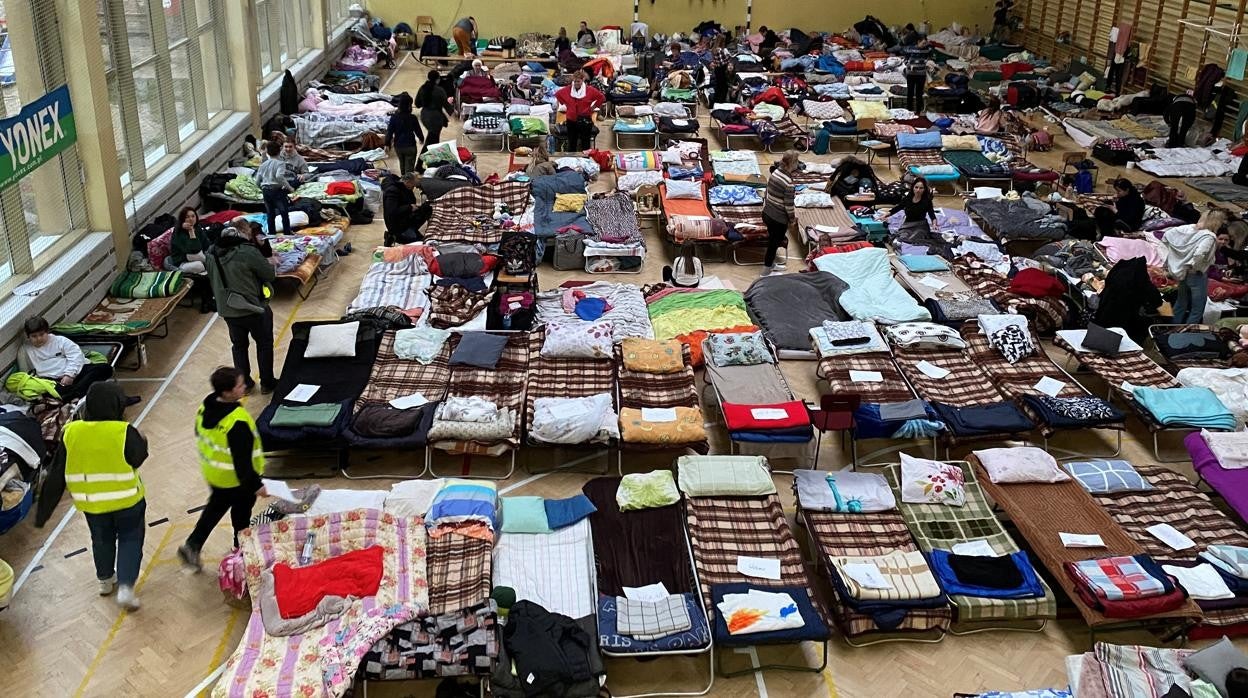 Camas para refugiados en un colegio de Polonia