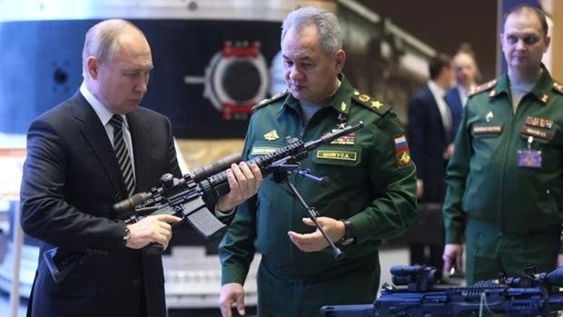 El presidente Vladimir Putin (izq.) y el ministro de Defensa ruso, Sergei Shoigu