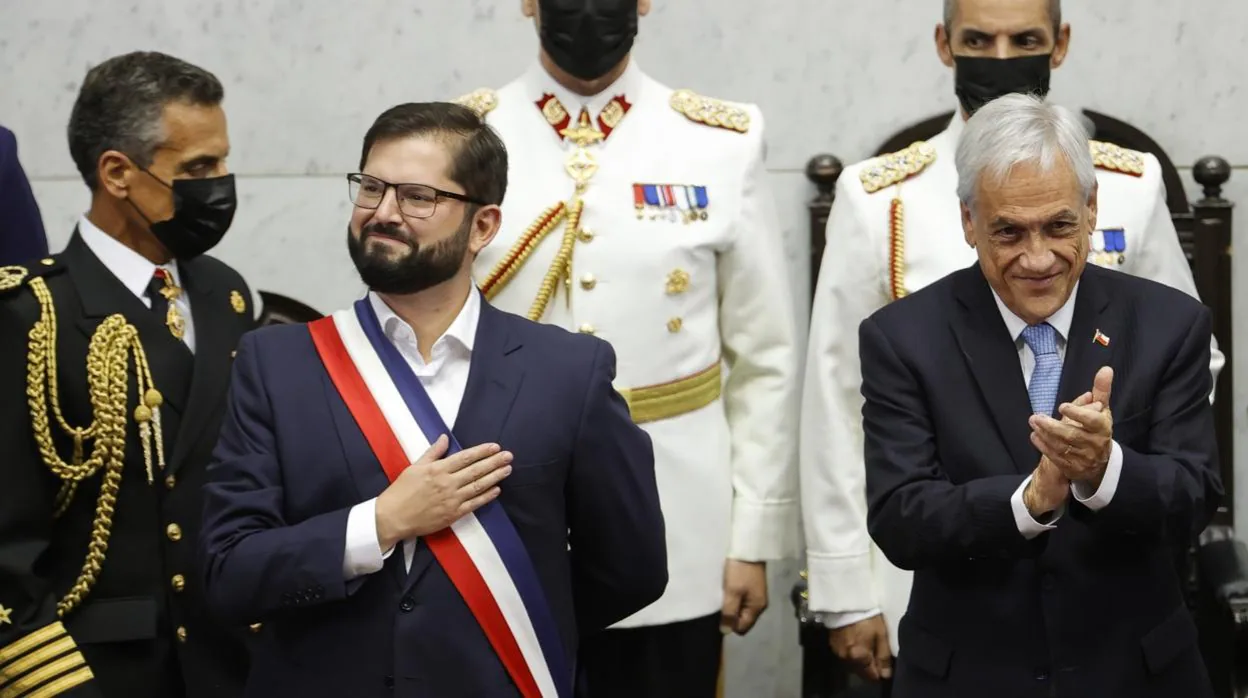 Gabriel Boric, nuevo presidente de Chile, acompañado de su antecesor, Sebastián Piñera