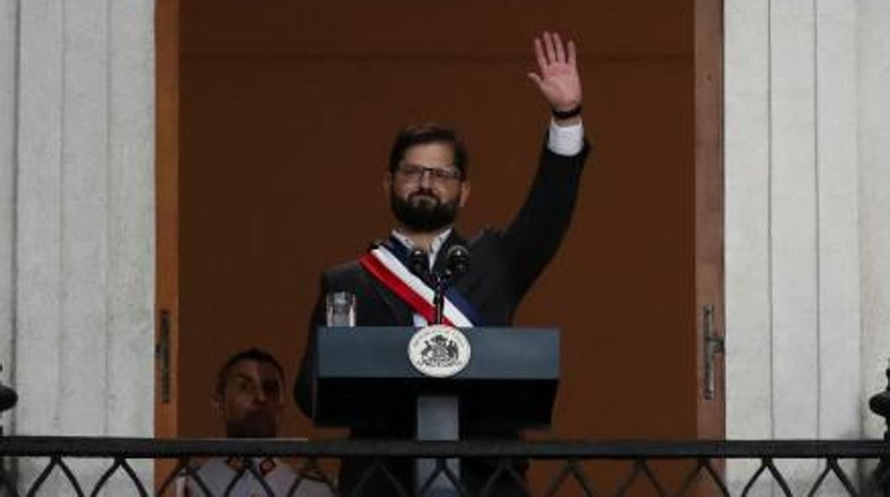 El nuevo presidente de Chile, Gabriel Boric, durante su discurso en uno de los balcones de La Moneda