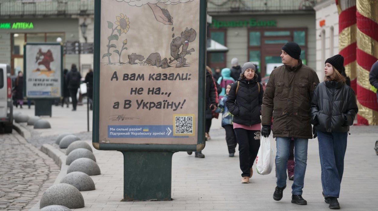 Un cartel situado en la vía principal de Leópolis trata de insuflar ánimos a la población al tiempo que llama a la ciudadanía a apoyar al Ejército ucraniano