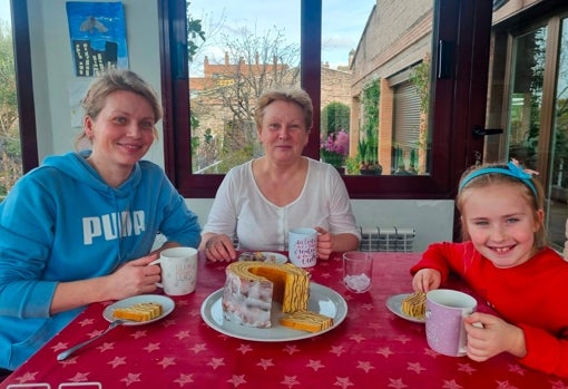 Olena (izquierda), con su madre y su hija, en su casa de acogida