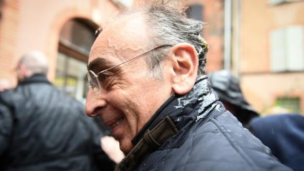 Le rompen un huevo en la cabeza a Éric Zemmour, el candidato ultra francés, al llegar a un acto