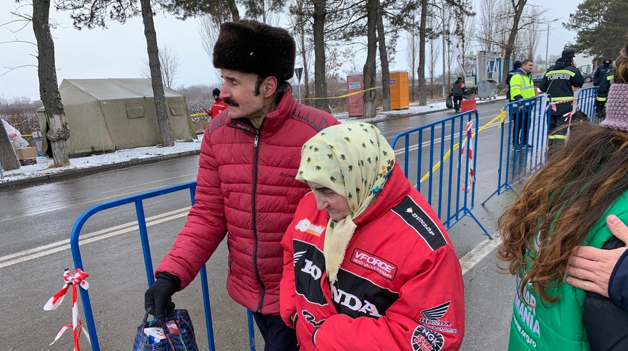 En el campamento apenas hay hombres. Si acaso, los maridos extranjeros de algunas ucranianas