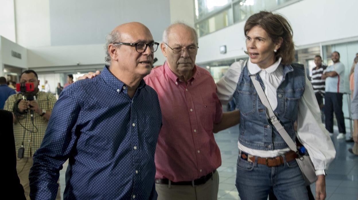 Cristiana Chamorro, con sus hermanos Pedro Joaquín (centro), también condenado, y Carlos Fernando, exiliado