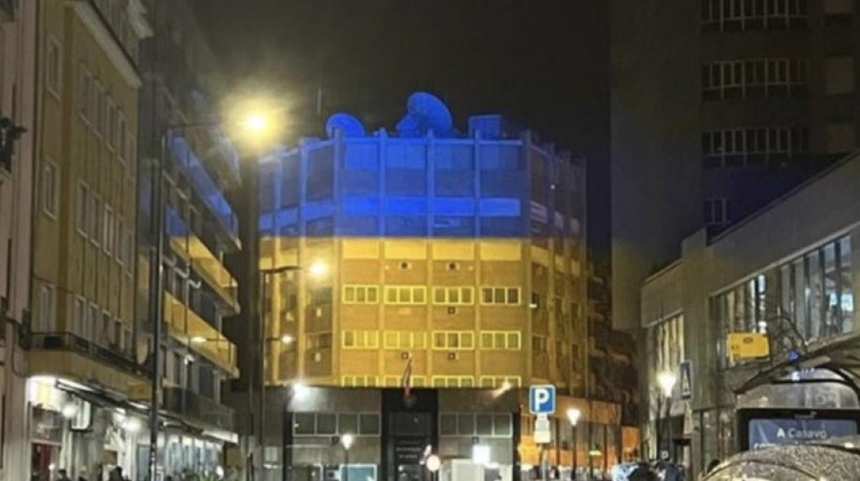 Proyectan la bandera de Ucrania en la fachada de la embajada de Rusia en Lisboa