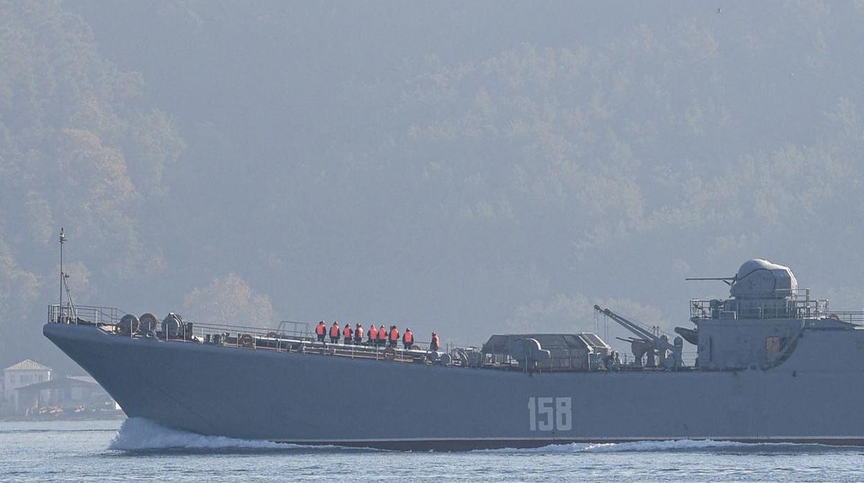 Un barco ruso dirigiénsode al mar Negro
