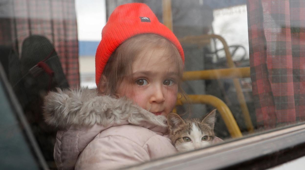 Rimma, una niña de tres años que ha sido evacuada de Mariúpol