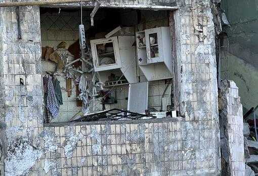 Estado en el que quedó una cocina en una de las viviendas afectadas por el bombardeo