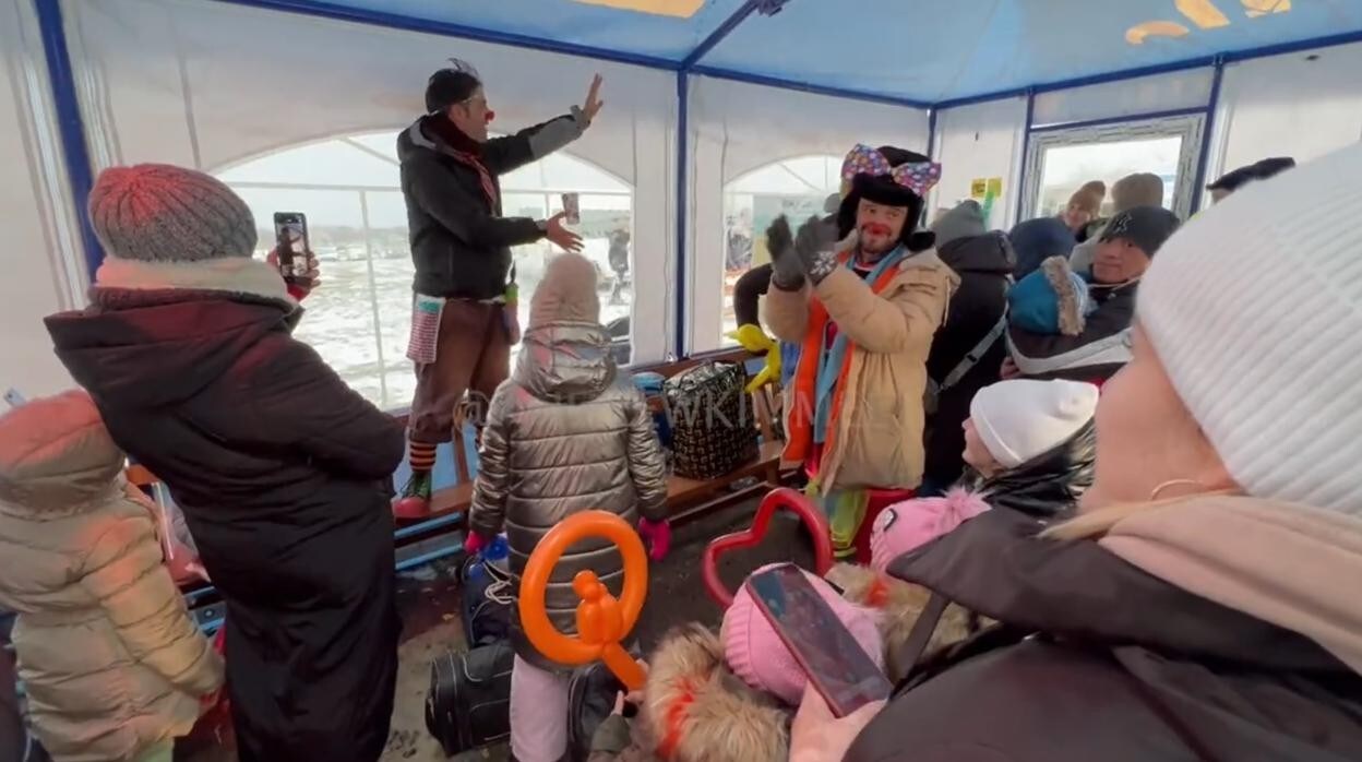 Los payasos realizan un pequeño espectáculo para los refugiados