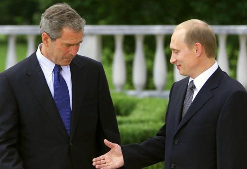 El expresidente de Estados Unidos George W. Bush junto al presidente ruso, Vladímir Putin