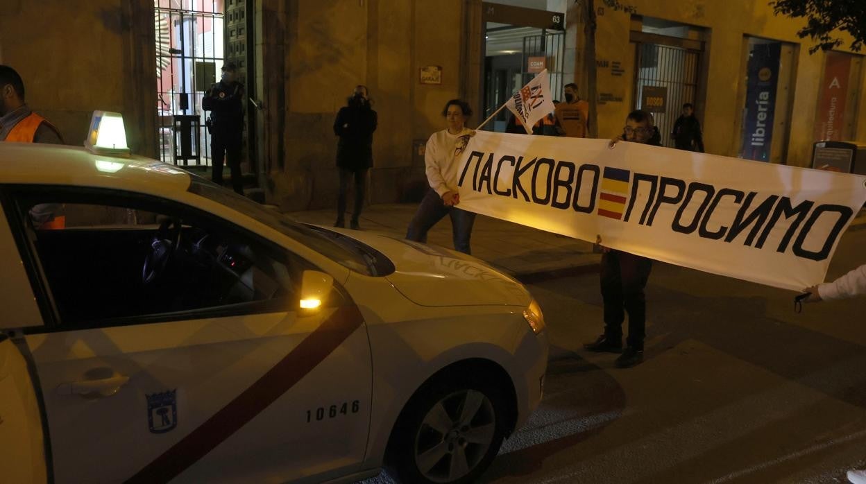 Uno de los taxis es recibido anoche con una pancarta de bienvenida