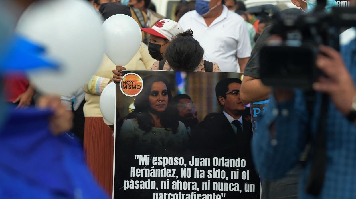 Simpatizantes de Orlando Hernández protestan ante el tribunal en Tigucigalpa