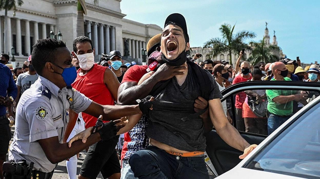 Un joven es detenido en La Habana, durante las protestas del pasado 11 de julio