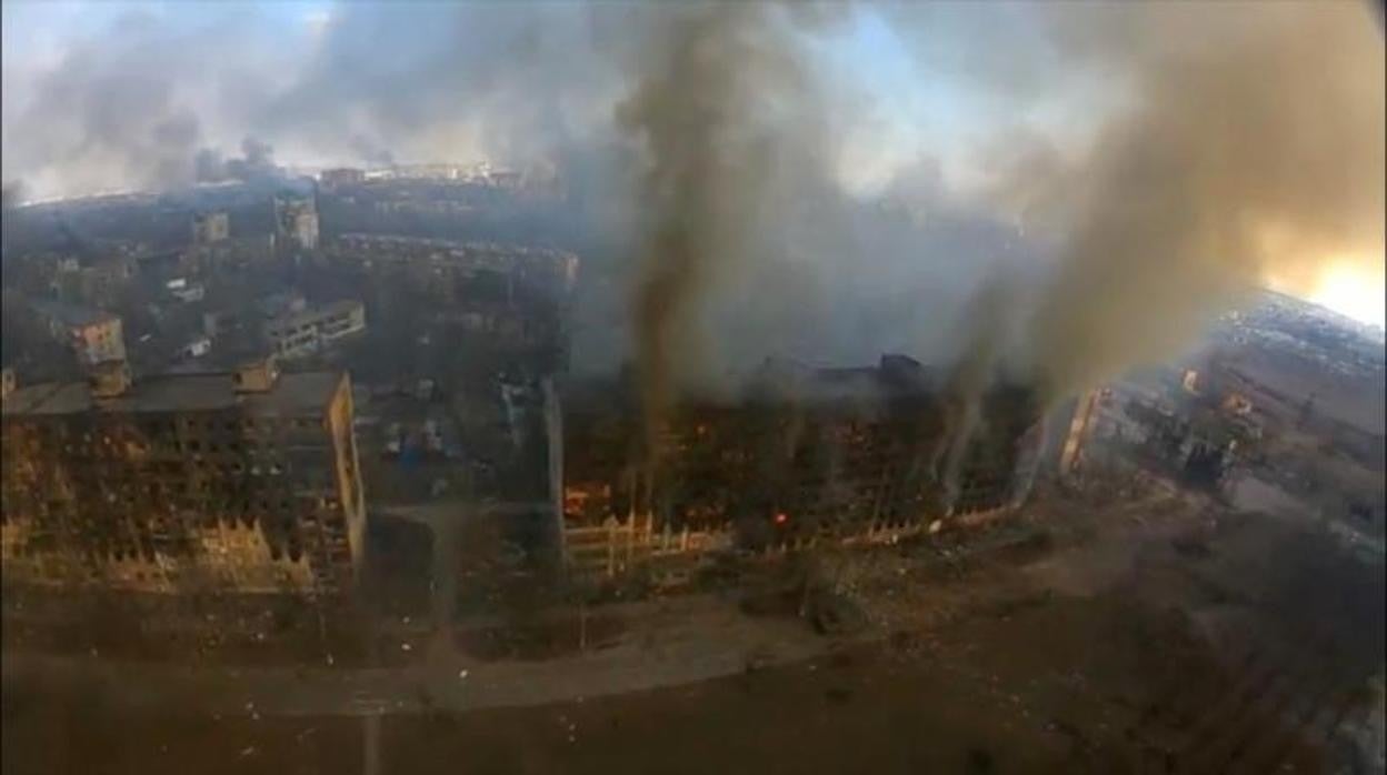 Columnas de humo se elevan al cielo desde edificios de viviendas en Mariúpol