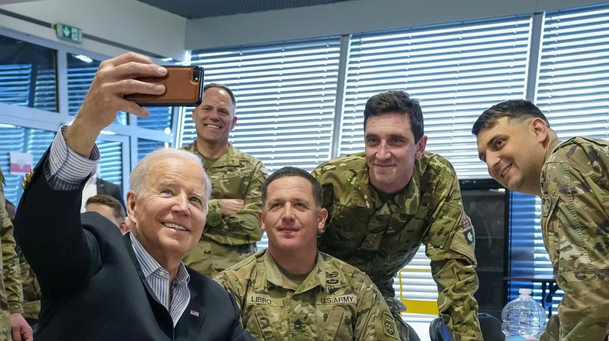 El presidente Joe Biden se hace un selfie con algunos de los soldados que están estacionados en Podkarpacie en el Centro de Congresos y Exhibiciones G2A Arena en Jasionka