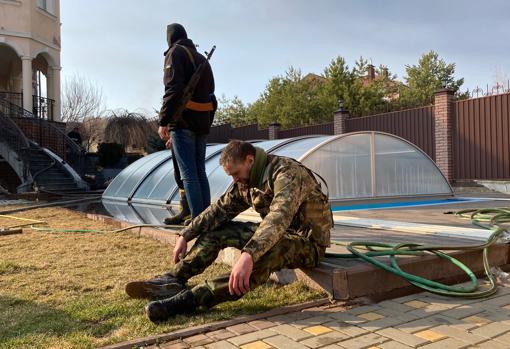 El trabajo de las brigadas de rescate es agotador