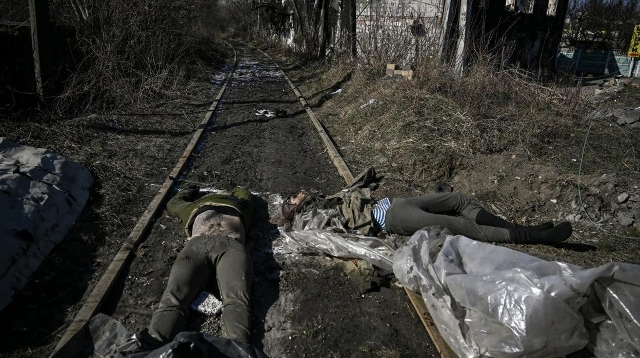 La fotografía muestra los cuerpos de dos militares rusos en Irpin el 10 de marzo. En Mykolaiv, al sur, el gobernador ha pedido ayuda ciudadana para retirar cadáveres del Ejército enemigo