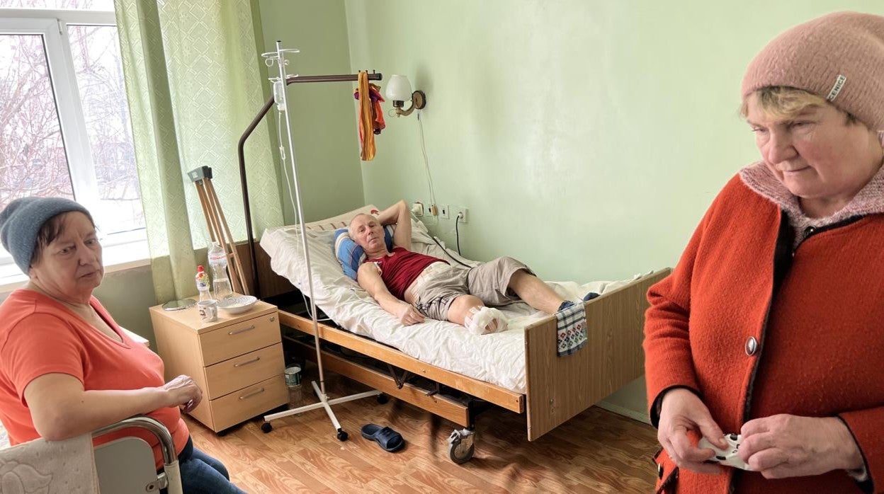 Vasyl, acompañado por su esposa Zina (de pie y una amiga