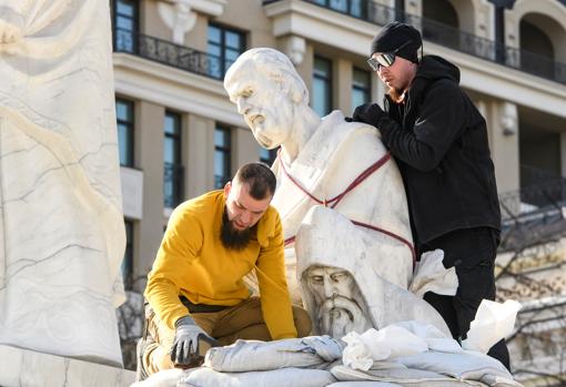 Otros dos voluntarios protegen las esculturas de Cirilo y Metodio