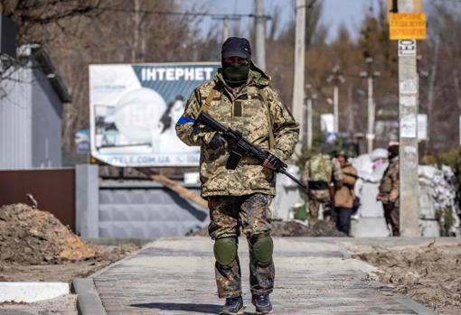 Un miloiciano ucraniano combatiendo contra las tropas rusas