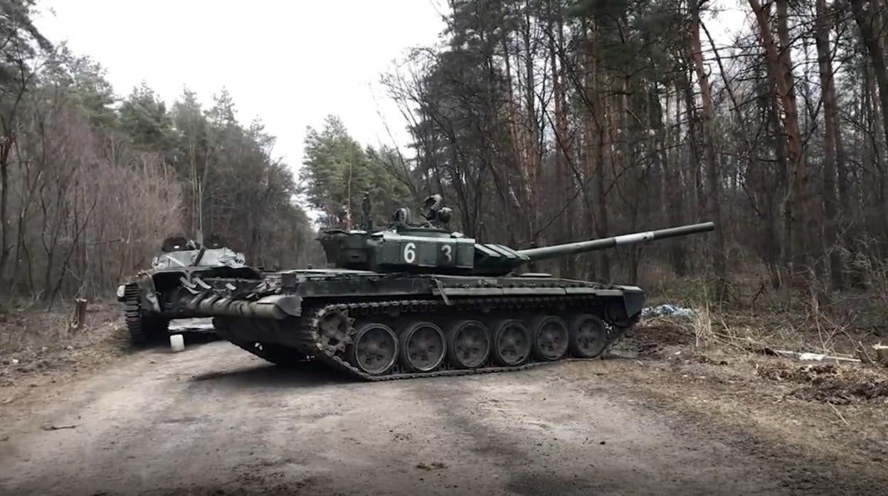 Un T-72B3 y un BMP-2 IFV rusos en Summy, Ucrania