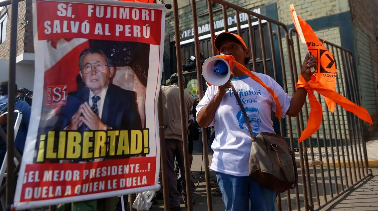 Simpatizantes del expresidente peruano Alberto Fujimori se reúnen en la entrada del penal de Barbadillo en Ate, en las afueras de Lima