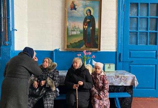 Varios feligreses en la Iglesia de la Protección de la Madre de Dios, a 40 kilómetros de Kiev