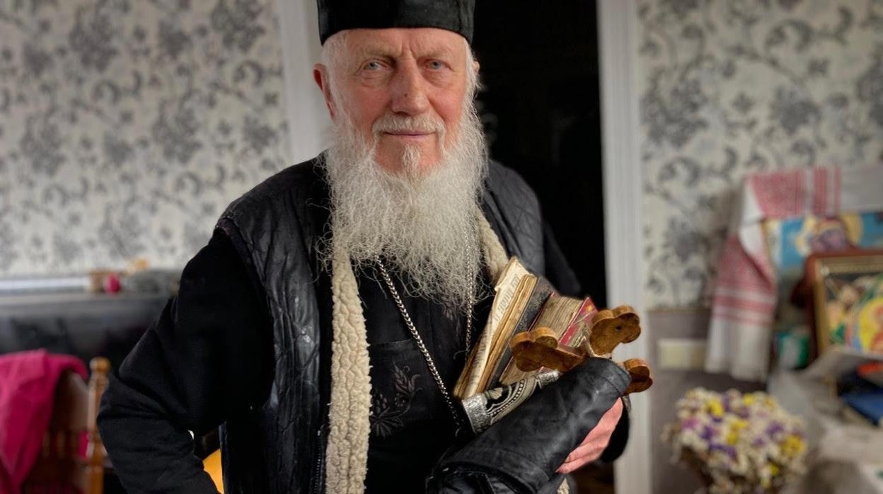 El párroco de Chernóbil, Vasyl Kovbasynkyi, que oficia la misa en la Iglesia de la Madre de Dios