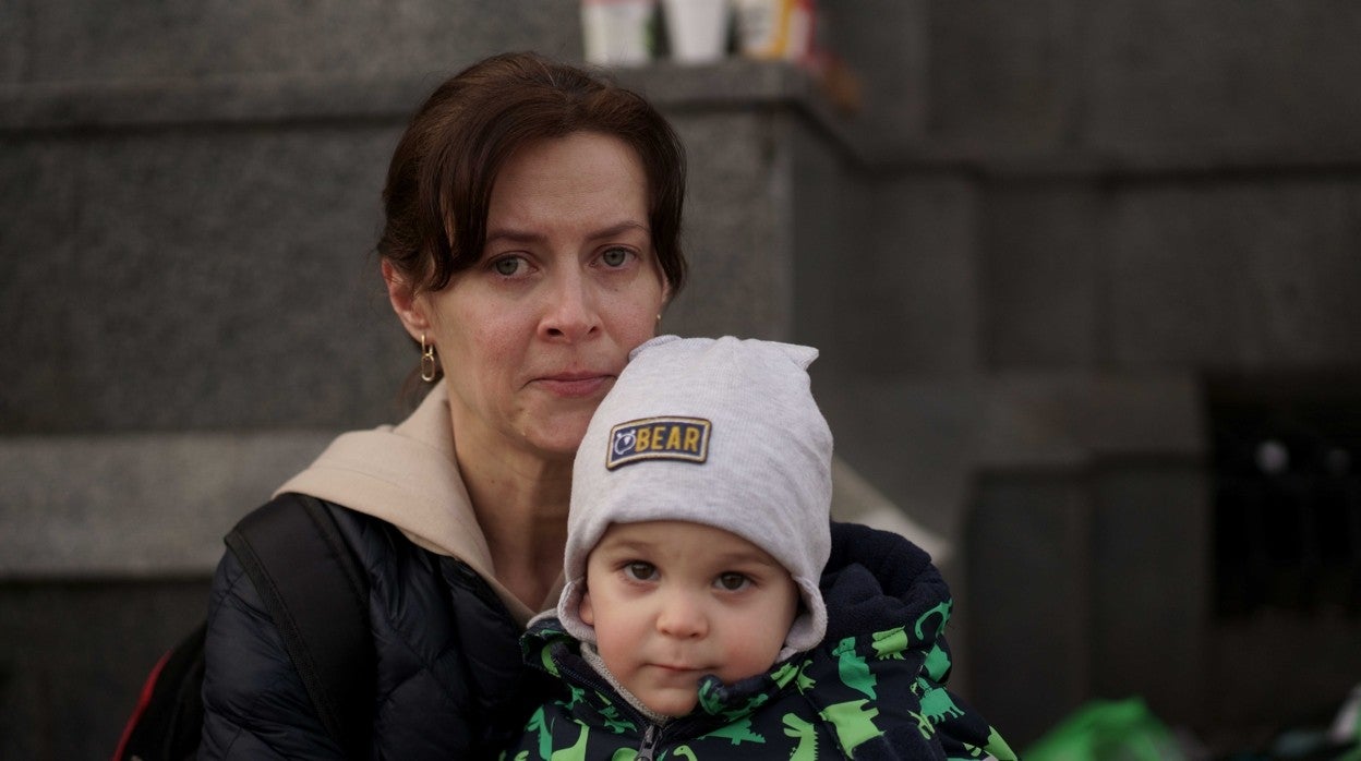 Reportaje refugiados ante la estación de Lviv. En la imagen, Nadia, 34 años, con su hijo Iván, de Jarkov.