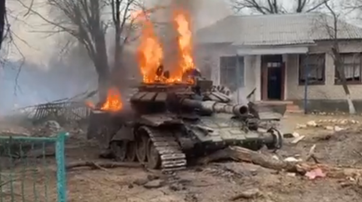 Un tanque ruso T-72B3 ardiendo después de ser alcanzado por las fuerzas ucranianas en Chernígov