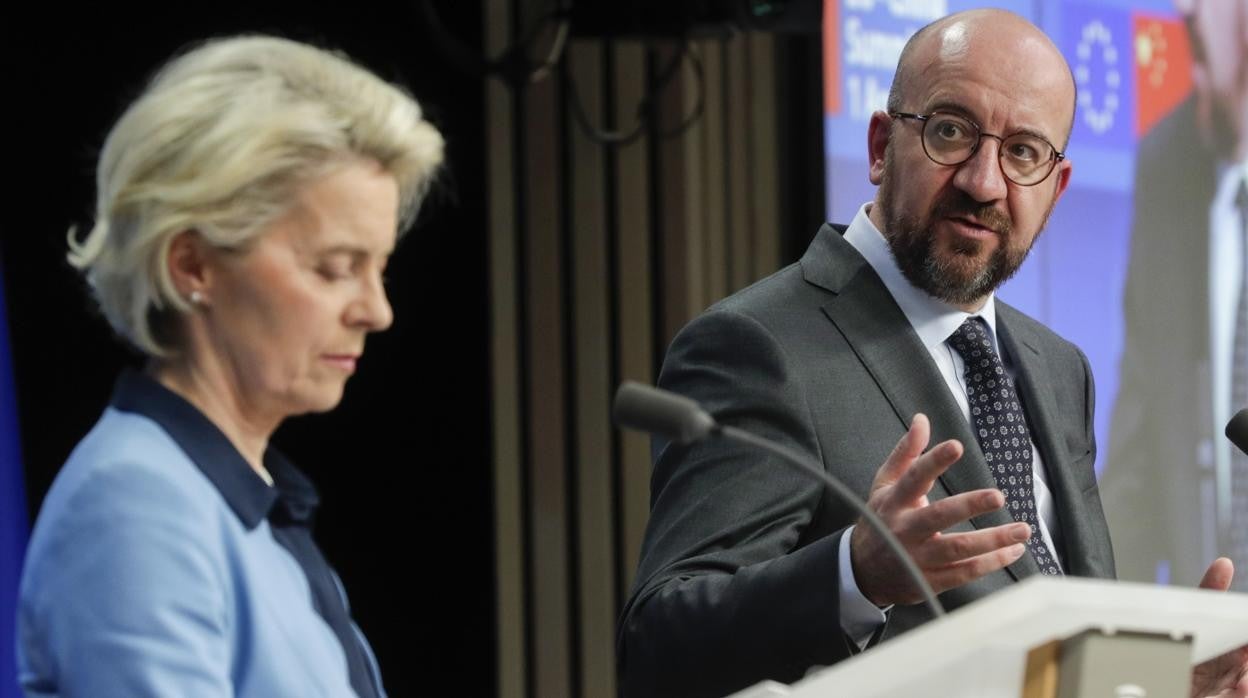 La presidenta de la Comisión Europea, Ursula von der Leyen, con el presidente del Consejo Europeo, Charles Michel