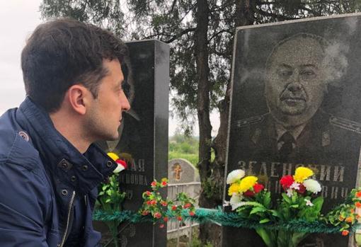 Zelenski contempla la tumba de su abuelo, que combatió con el Ejército Rojo en la Segunda Guerra Mundial