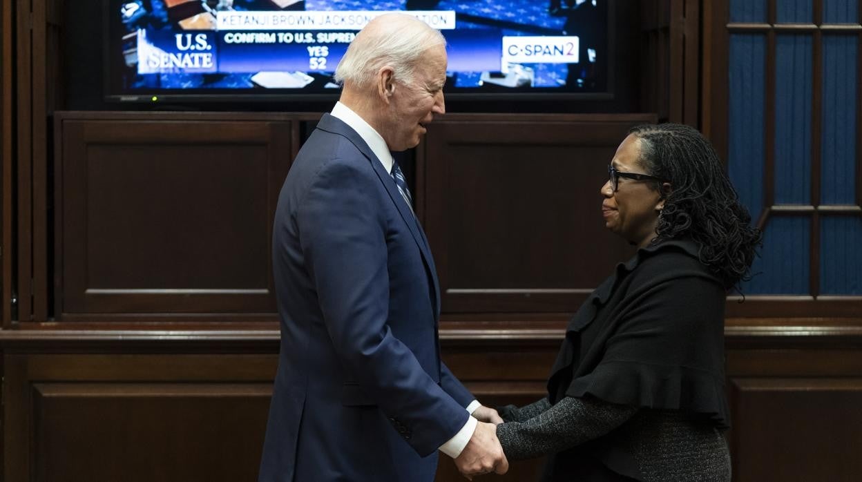 Biden y la juez Ketanji Brown Jackson, ahora confirmada para el Supremo