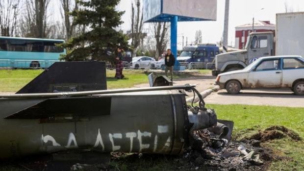 'Por los niños': la inscripción del misil que ha provocado la masacre en la estación de Kramatorsk