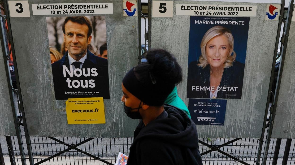 Carteles electorales de Macron y Le Pen