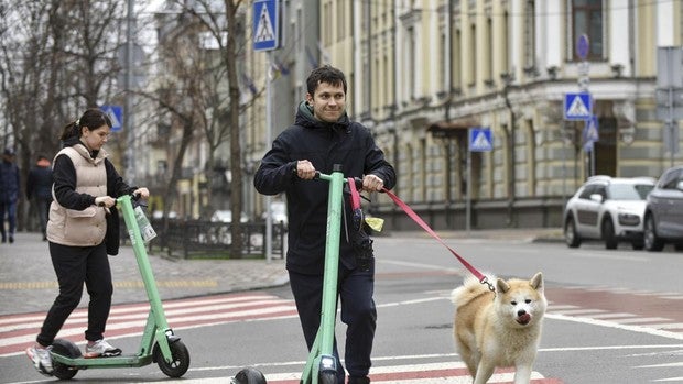 Kiev supera el primer asalto ruso y despierta poco a poco a la vida